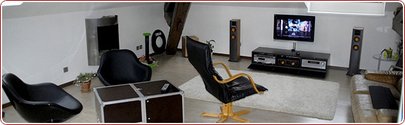 un home-cin&eacute;ma avec une TV HD
