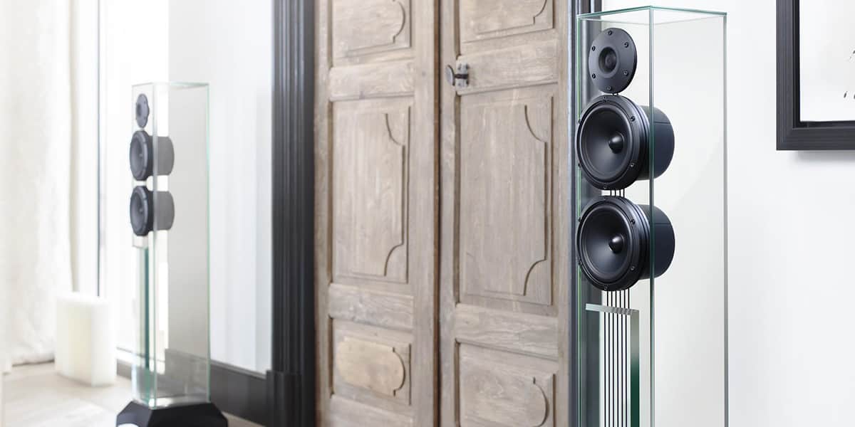 Enceintes colonne en verre Victoria EVO du fabricant français Waterfall Audio
