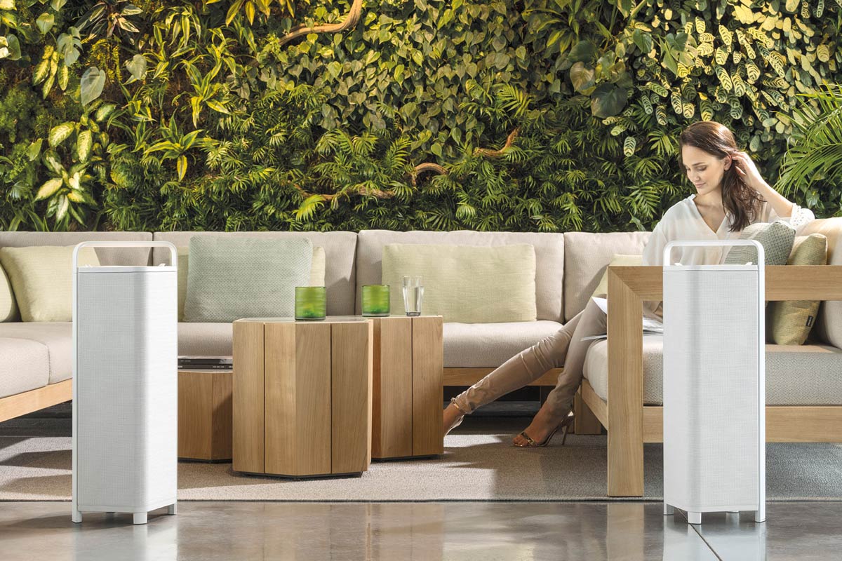 Enceintes sans-fil Escape sur une terrasse